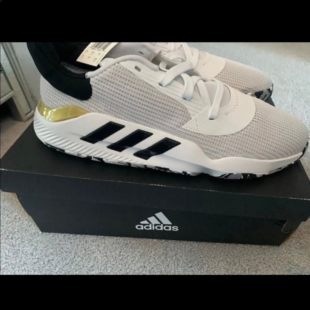 ADIDAS
PRO BOUNCE 2019 LOW WHITE
Sz13no box